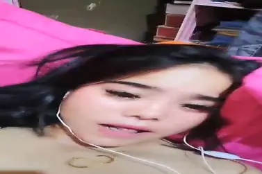 Live Pamer Memek Pakai Earphone Gaya Unik Viral Indo